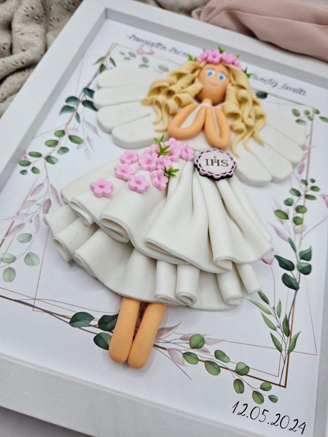 anioł-w-drewnianej-ramce-ręcznie-robiony-komunia