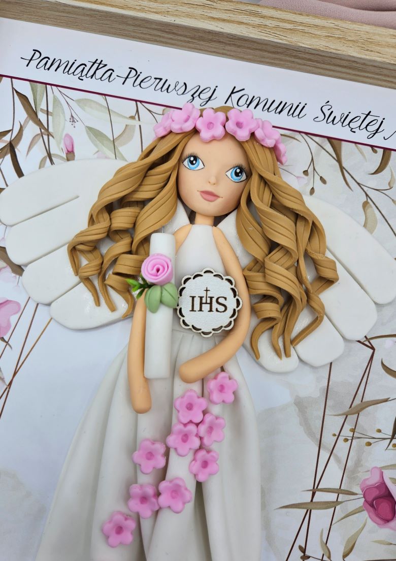 anioł-w-ramce-drewnianej-prezent-na-komunię-dla-dziewczynki