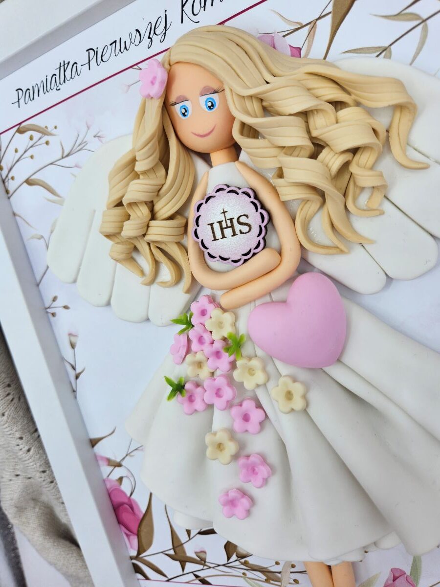 anioł-z-hostią-i-serduszkiem-najlepszy-prezent-na-komunię-dla-dziewczynki