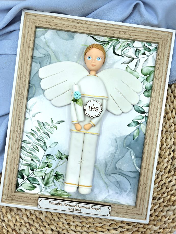 prezent-dla-chłopca-na-komunię-anioł-w-ramce-drewnianej