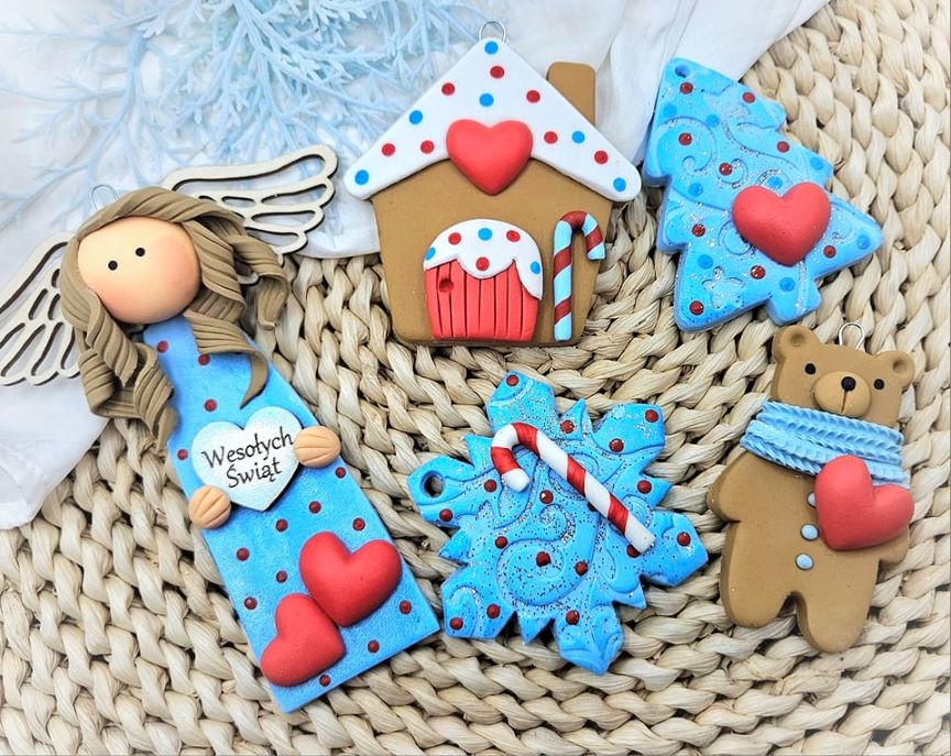 piekne-ozdoby-choinkowe-niebiesko-czerwone-robione-recznie