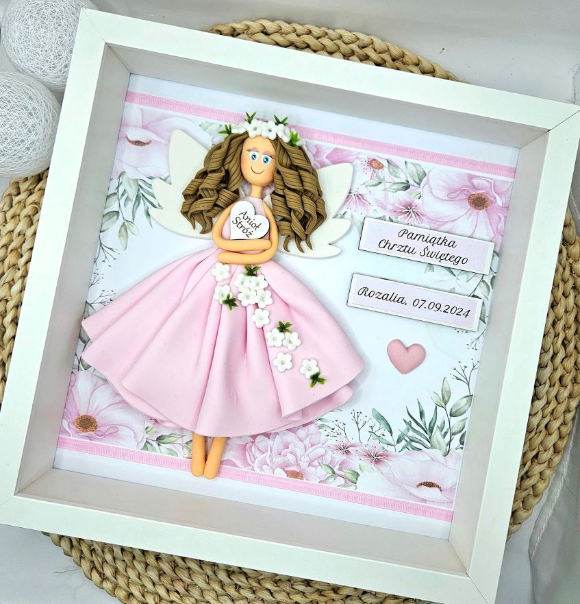piekny-prezent-na-chrzest-dla-dziewczynki-aniolek-stroz-w-ramce-nad-lozeczko