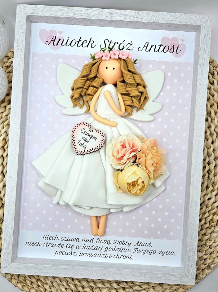 piekny-prezent-na-chrzest-dla-dziewczynki-od-chrzestnej-aniolek-w-ramce