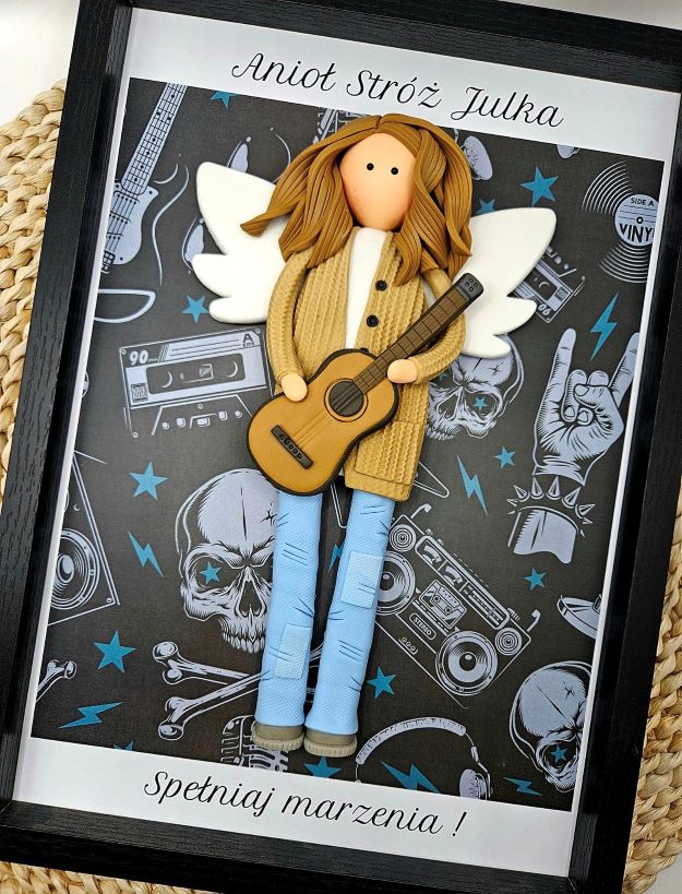 prezent-dla-muzyka-aniol-z-gitara-upominek-na-urodziny
