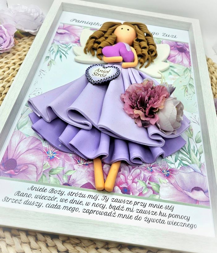 piekny-prezent-na-chrzest-od-chrzestnej-dla-dziewczynki-aniolek-stroz