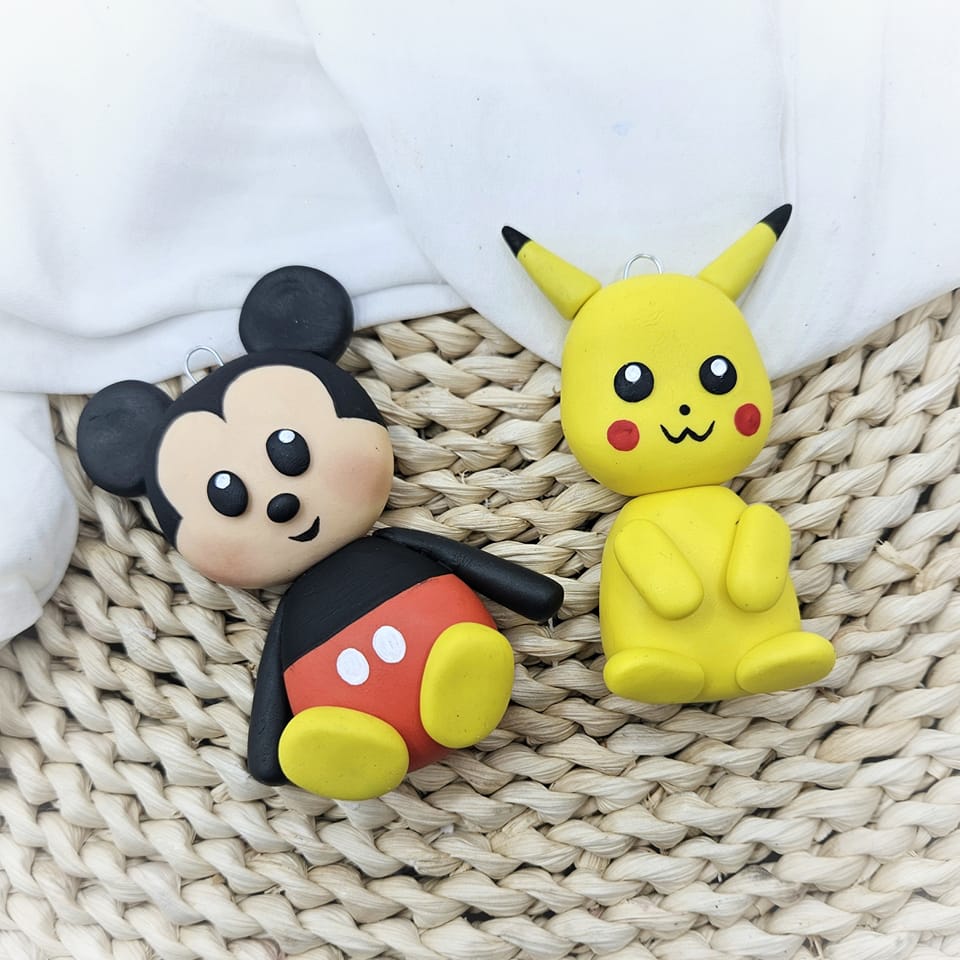 Figurki handmade myszka miki i pikachu w formie zawieszki na choinkę, oryginalny dodatek do prezentu pod choinkę