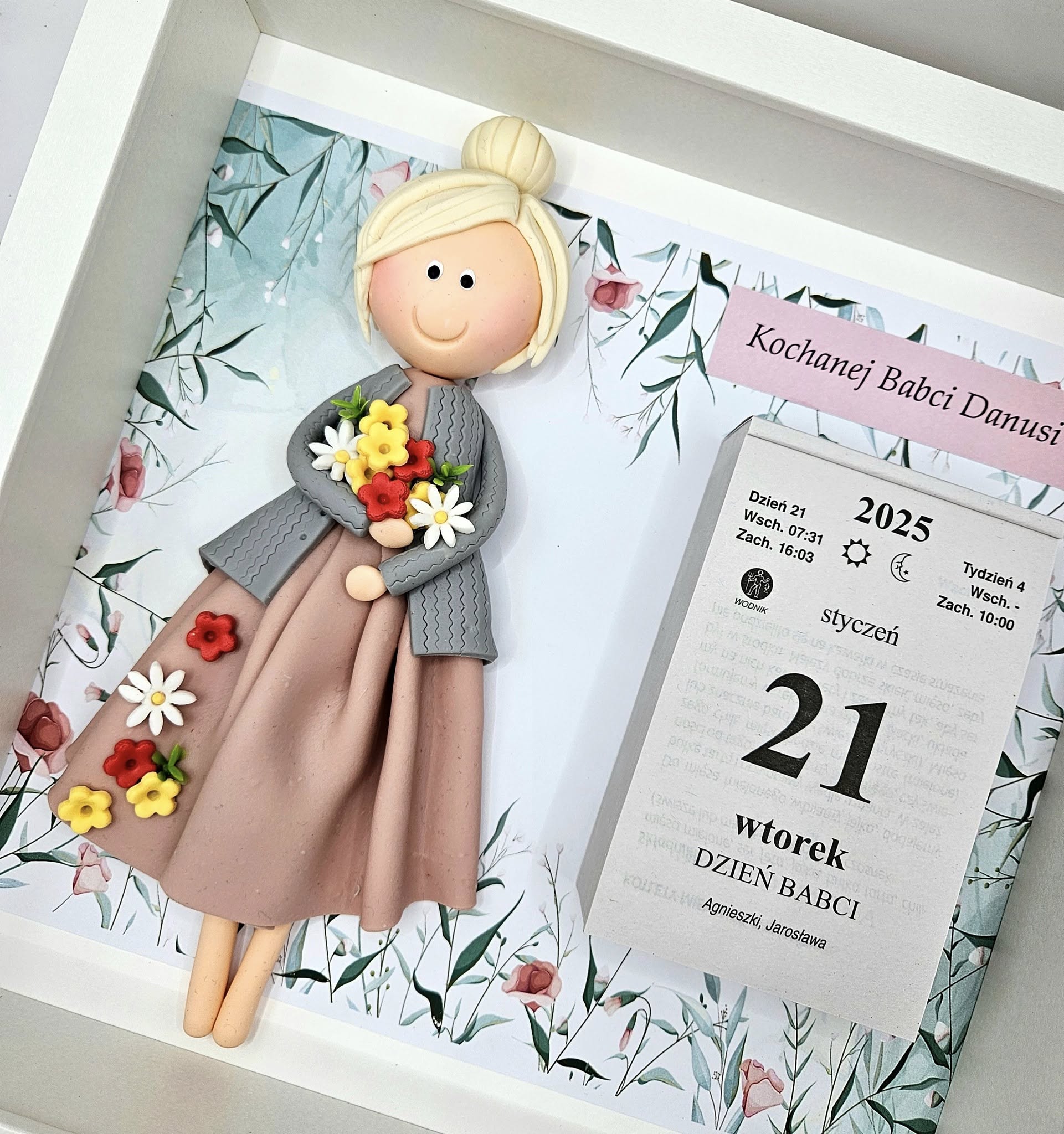 wyjątkowy-prezent-na-dzień-babci-personalizowana-figurka-artilka