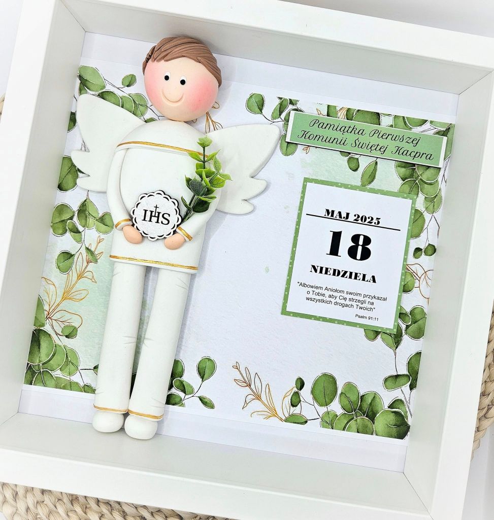 Prezent na komunię dla chłopca. Anioł w ramce z kartką z kalendarza.