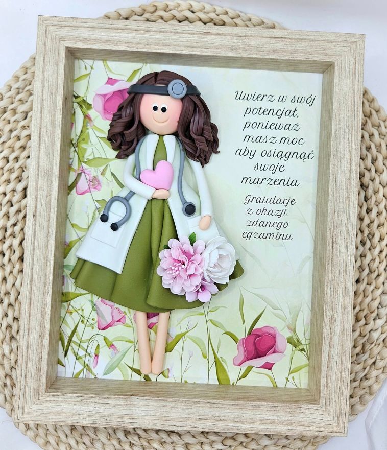 prezent-dla-lekarza-laryngolog-figurka-w-ramce-artilka